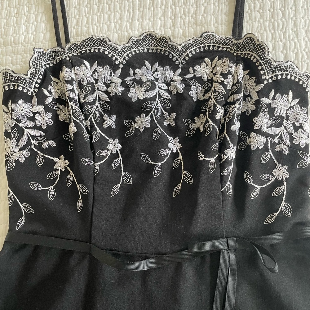Vintage Black Fit and Flare Dress with White Floral Embroidery by CDC. Size 6P. - Picture 7 of 9